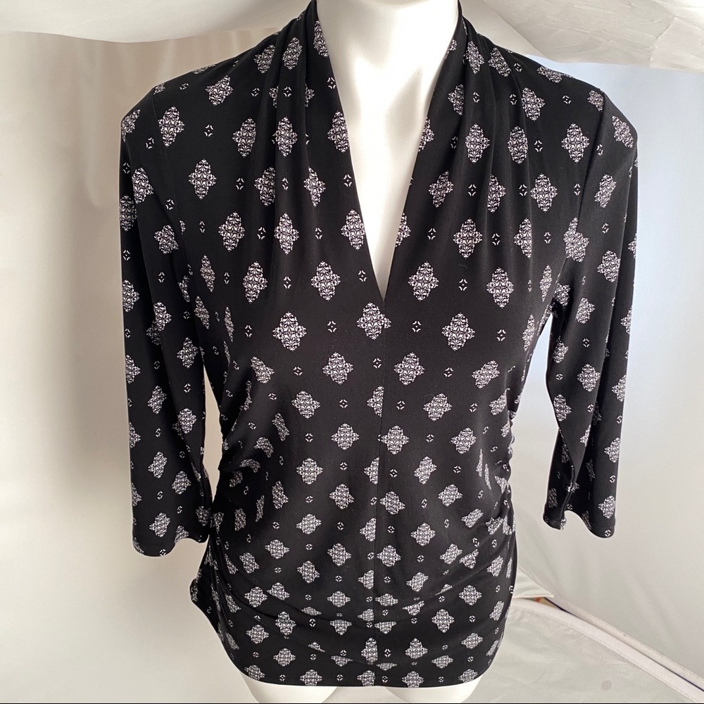 Vince Camuto black and white pattern v-neck ruched top